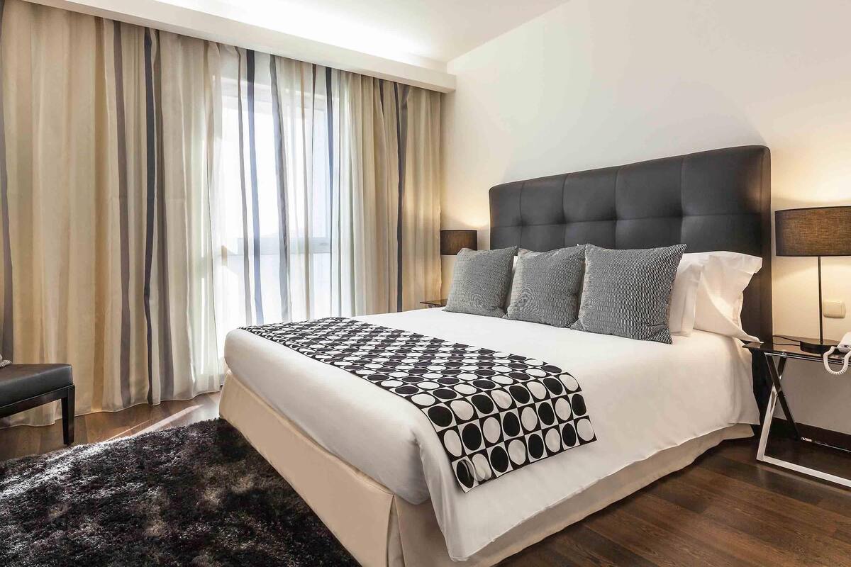 Suite, 1 très grand lit | Minibar, coffres-forts dans les chambres, bureau