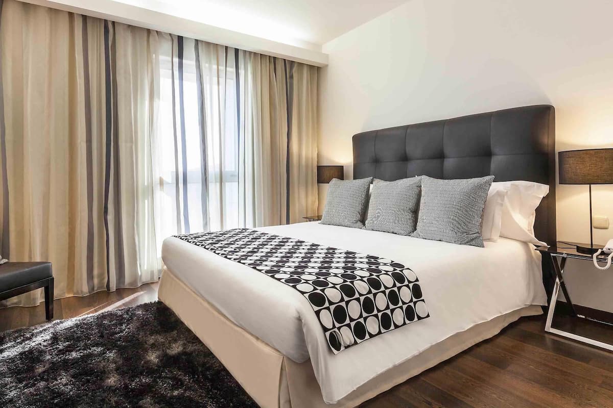 Suite, 1 llit de matrimoni gran | Caixa forta a l'habitació i escriptori
