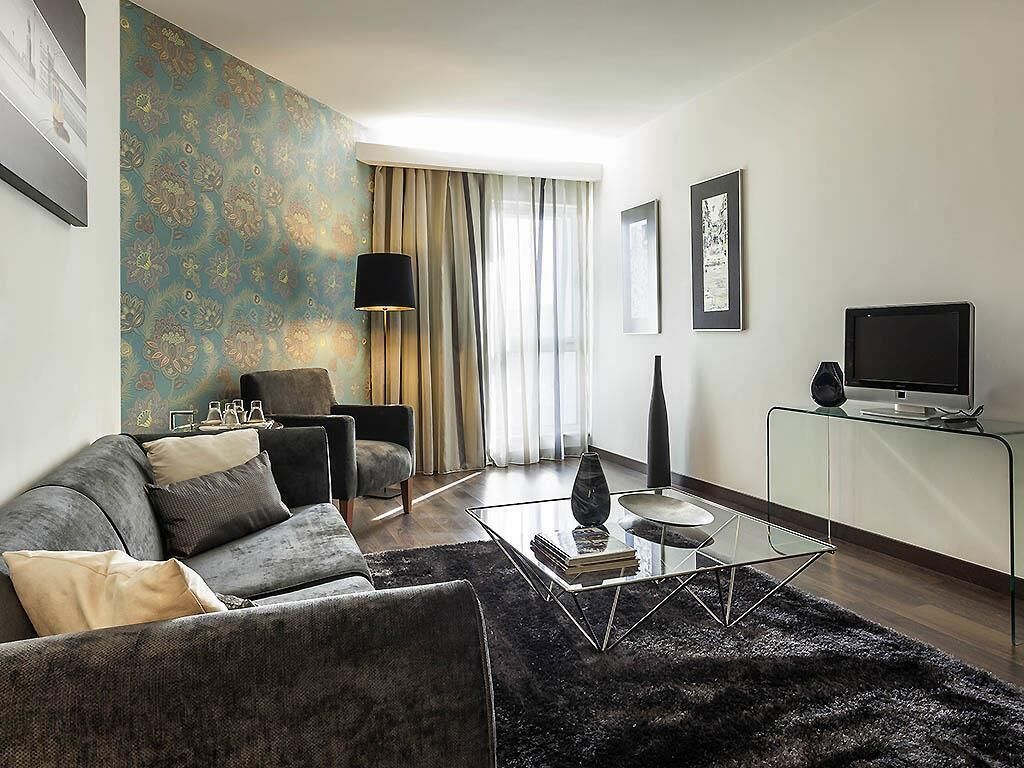 Suite, 1 letto king | Minibar, una cassaforte in camera, una scrivania, postazione laptop