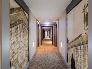 Minibar, in-room safe, desk, laptop workspace - Mercure Lisboa Hotel (Lisbon)