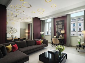 Suite, 1 kingsize bed (Opera Separate Lounge/Dining Space) | Woonruimte | Een 45-inch televisie met kabelzenders en een iPod-dock