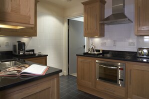Suite, 1 King-Bett (Opera Separate Lounge/Dining Space) | Eigene Kochnische | Umweltfreundliche Reinigungsmittel werden bereitgestellt