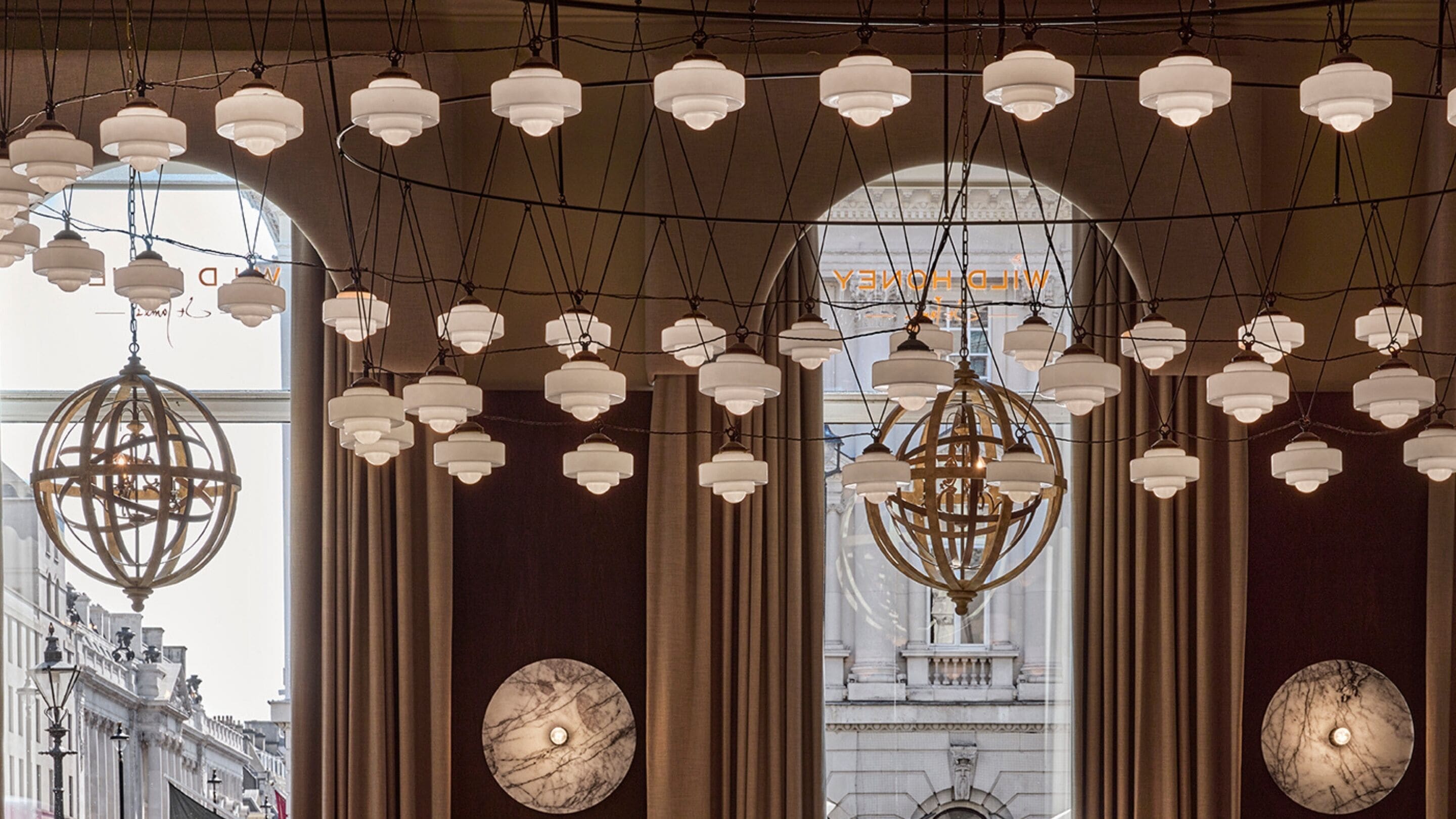 حيث تُقدم وجبات الإفطار، الغداء، العشاء، الأطباق الفرنسية