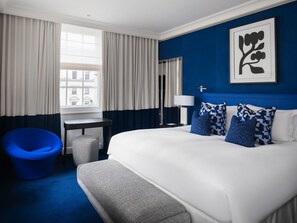 Suite, 1 kingsize bed (Prestige, Separate Living Room) | Lakens van Egyptisch katoen, hypoallergeen beddengoed, een minibar