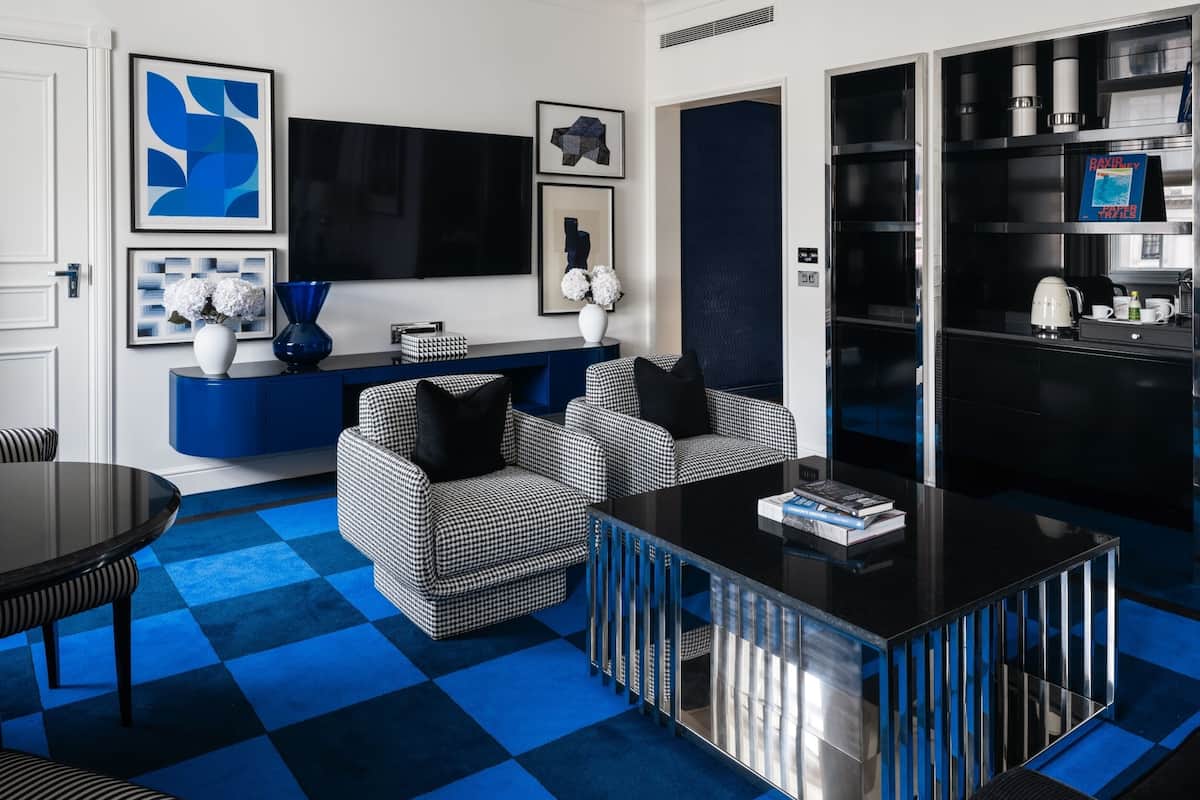 Suite, 1 letto king (Prestige, Separate Living Room) | Area soggiorno | TV 45 pollici con canali via cavo, docking station per iPod
