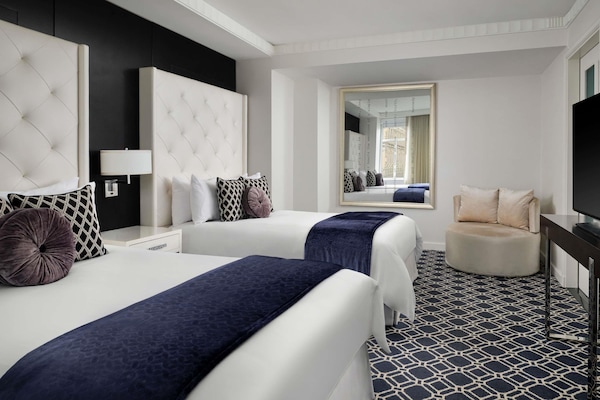 Suite, 2 llits dobles, vistes a la ciutat | 1 dormitori, roba de llit d'alta qualitat i cobrellits