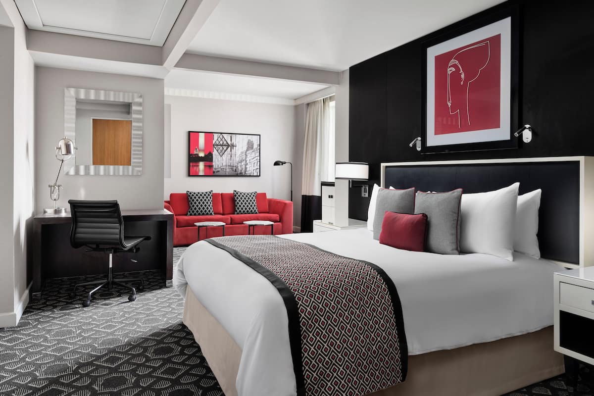 Junior-suite - 1 kingsize-seng (Mobility Accessible ) | 1 soveværelse, premium-sengetøj, dundyner, senge med topmadrasser