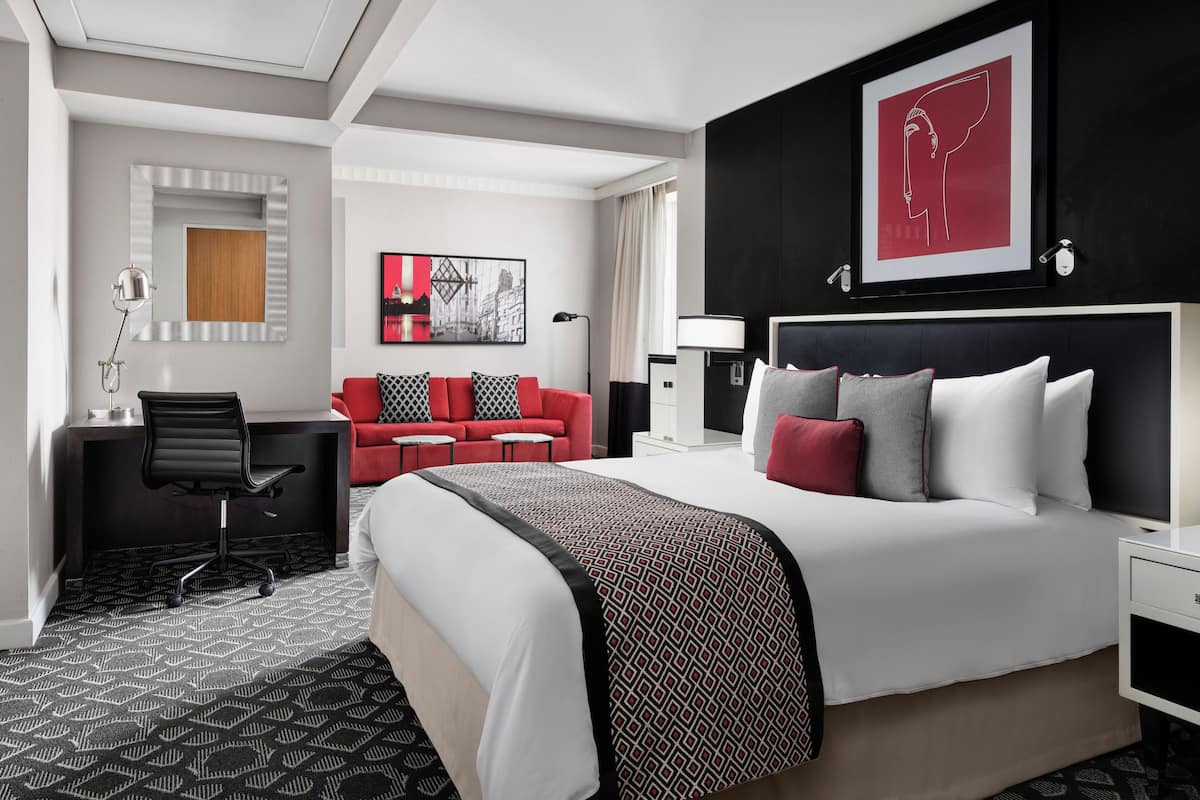 Junior suite, 1 kingsize bed (Mobility Accessible ) | 1 slaapkamer, luxe beddengoed, donzen dekbedden, pillowtop-bedden