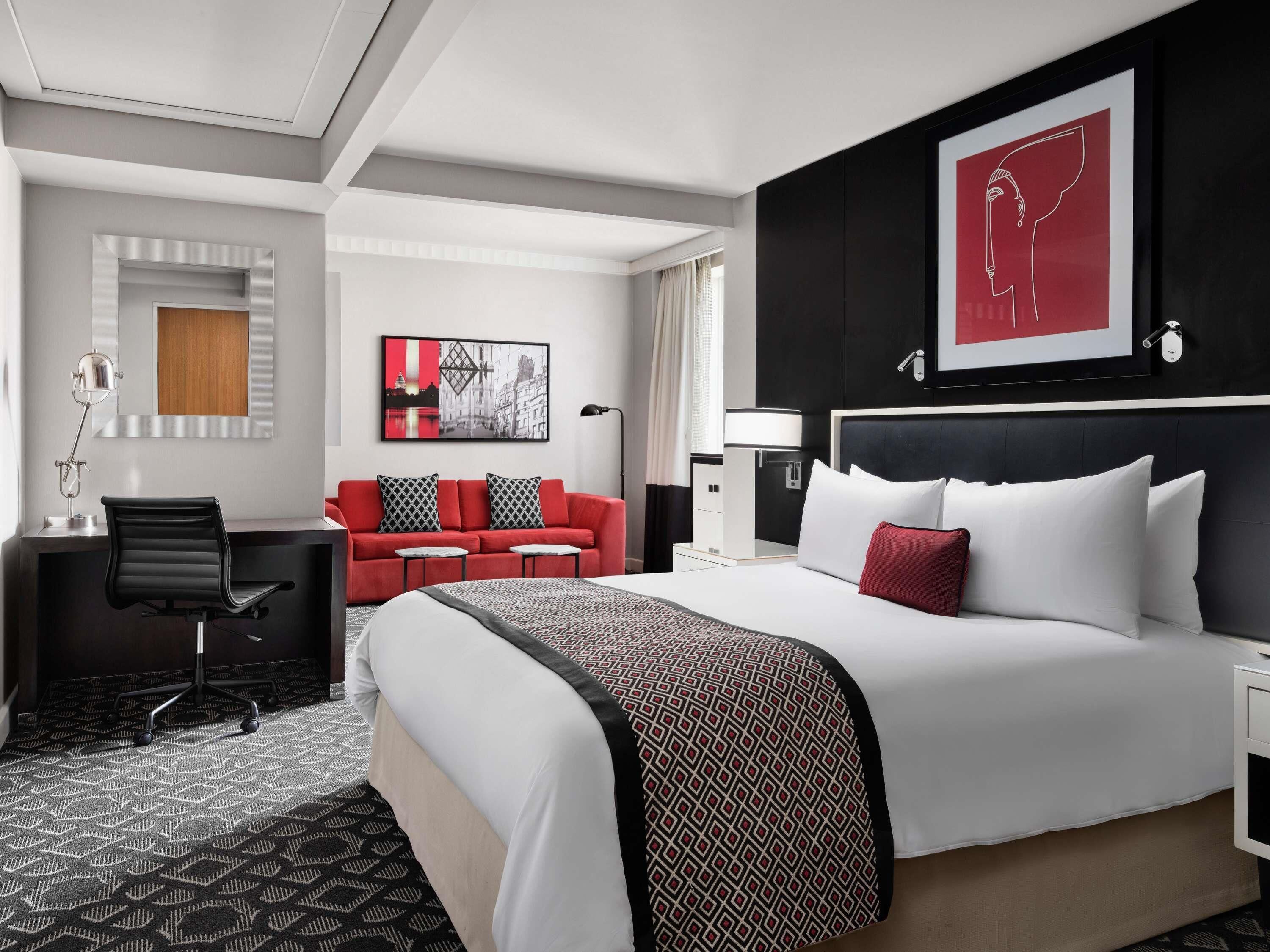 Junior Suite, 1 King Bed, Mobility Accessible