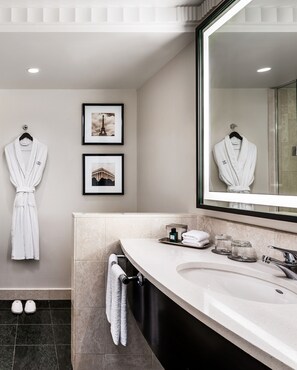 Badewanne und Dusche (separat), Designer-Toilettenartikel, Haartrockner