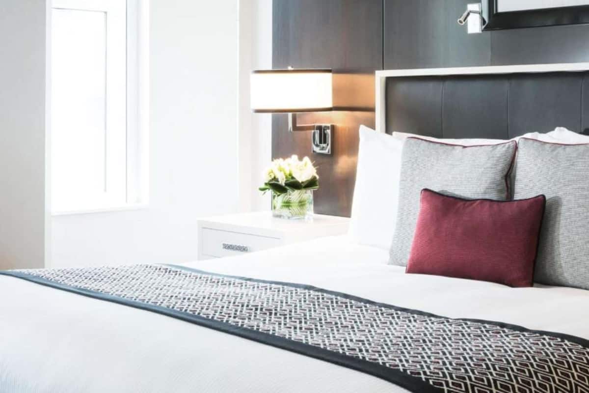 Superior Room, 1 King Bed (Hearing Accessible) | Premium bedding, down comforters, pillowtop beds, minibar