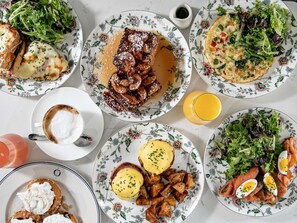Sarapan penuh setiap hari (USD 45 seorang) 