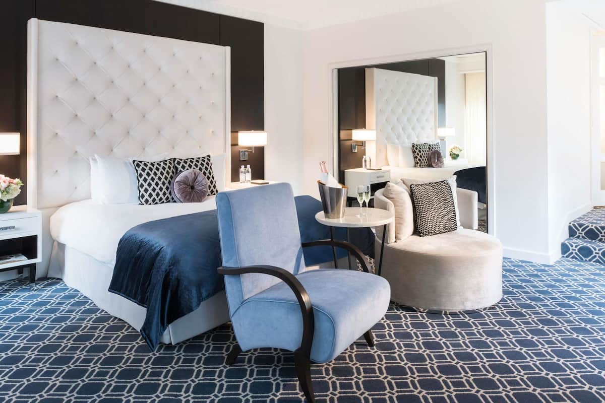 Prestige 1 Bedroom Suite, 1 King Bed | Premium bedding, down duvets, pillow-top beds, minibar