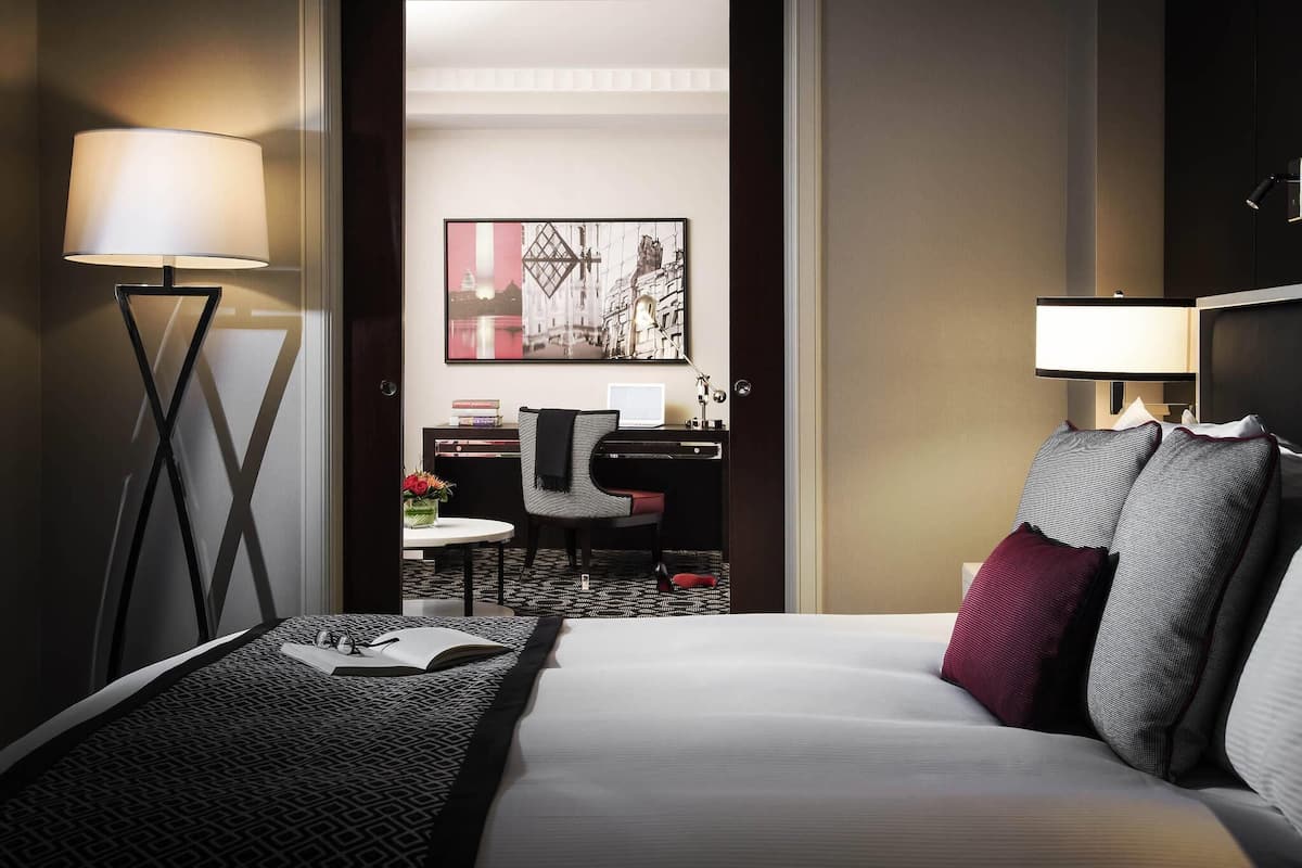 Junior Suite, 1 King Bed with Sofa bed