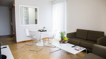 Zimmersafe, Schreibtisch, Bügeleisen/Bügelbrett, kostenlose Babybetten