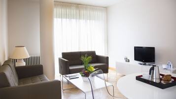 Brankas, meja kerja, setrika/meja setrika, dan tempat tidur bayi gratis