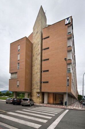 Front of property - Hotel Suites Mirasierra (Pamplona)