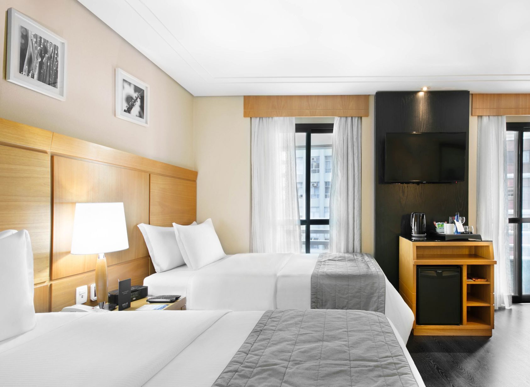 Roupas de cama premium, frigobar, cofres nos quartos