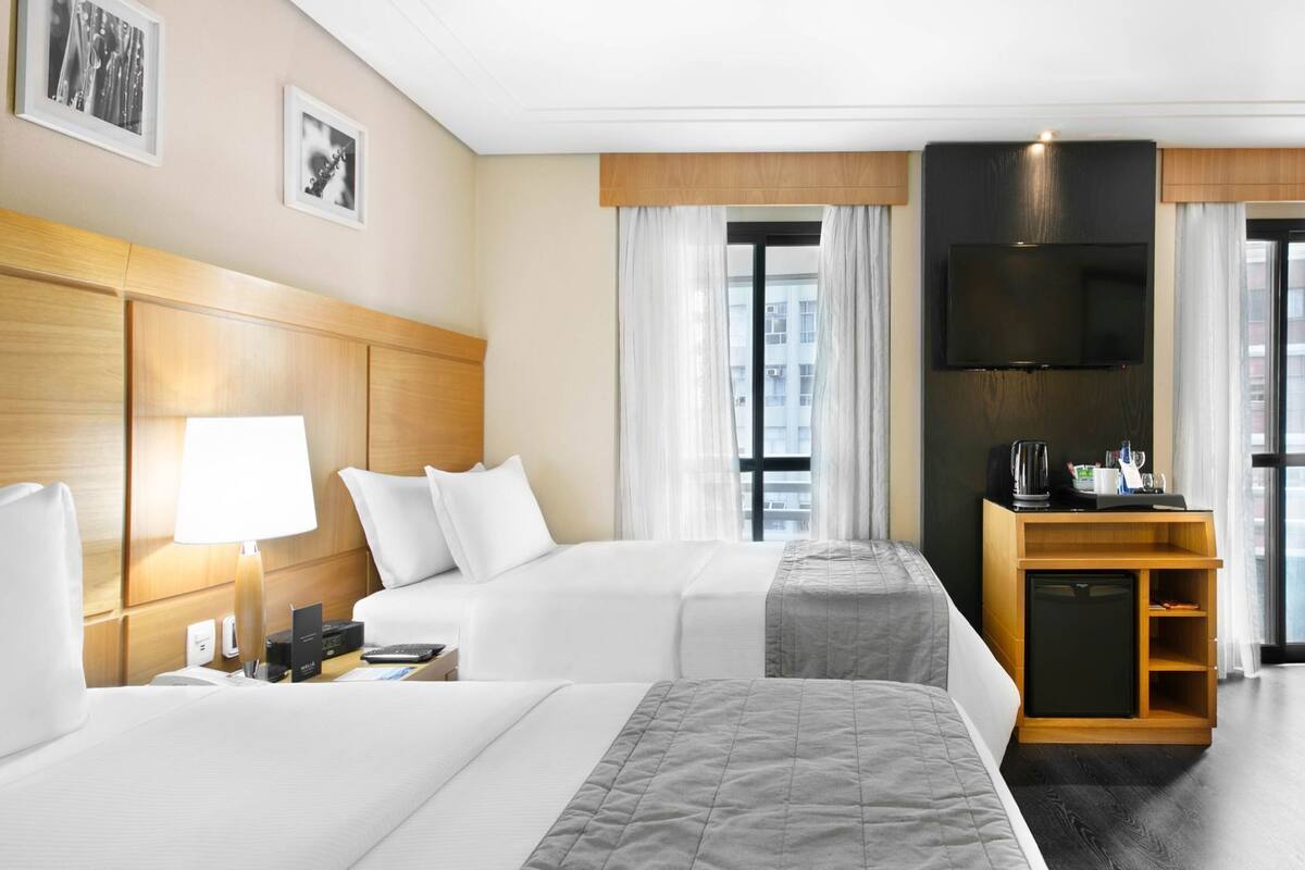 Seprai premium, minibar, brankas, dan didekorasi berbeda-beda