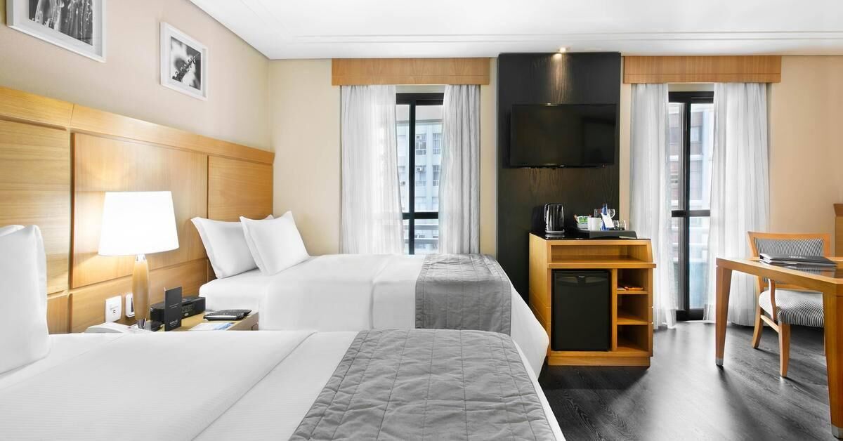 Roupas de cama premium, frigobar, cofres nos quartos