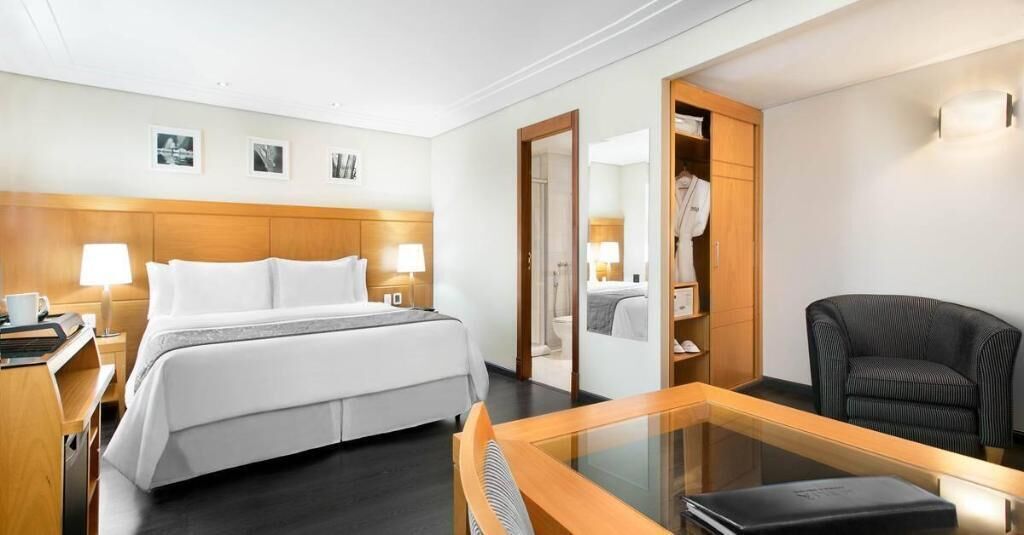 Roupas de cama premium, frigobar, cofres nos quartos