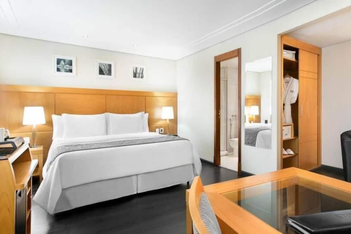 Seprai premium, minibar, brankas, dan didekorasi berbeda-beda