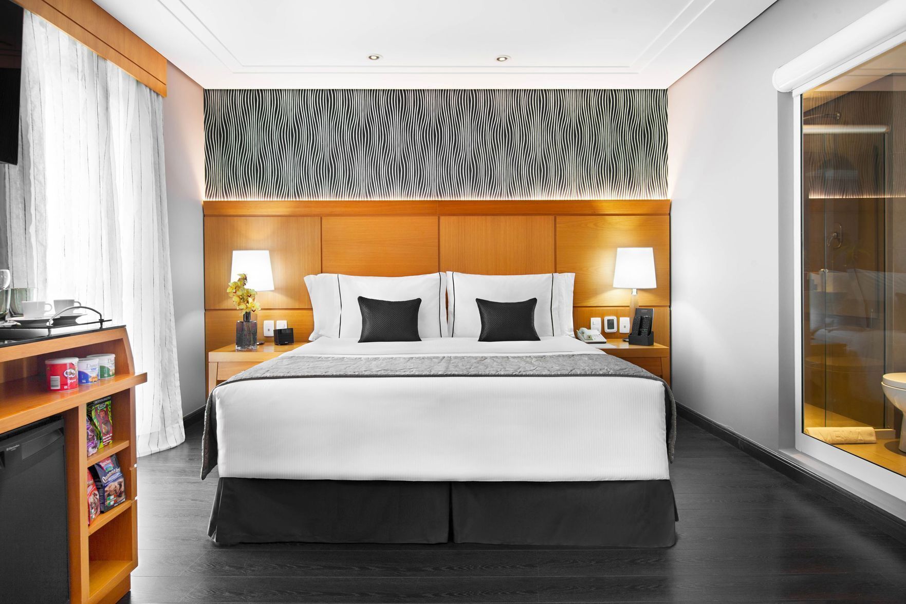 Roupas de cama premium, frigobar, cofres nos quartos