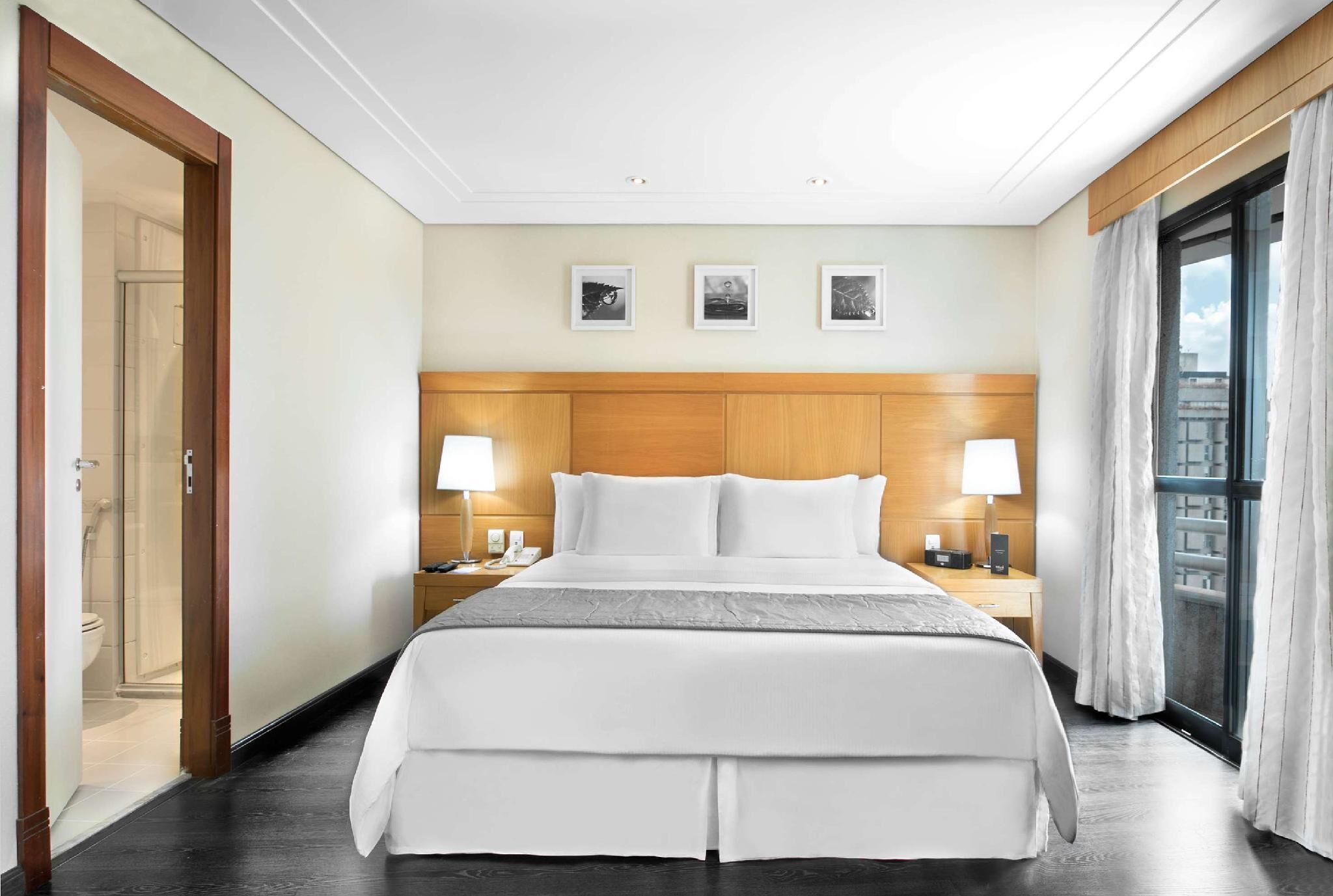 Roupas de cama premium, frigobar, cofres nos quartos