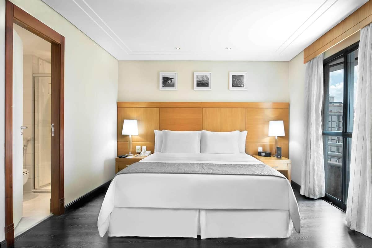 Seprai premium, minibar, brankas, dan didekorasi berbeda-beda