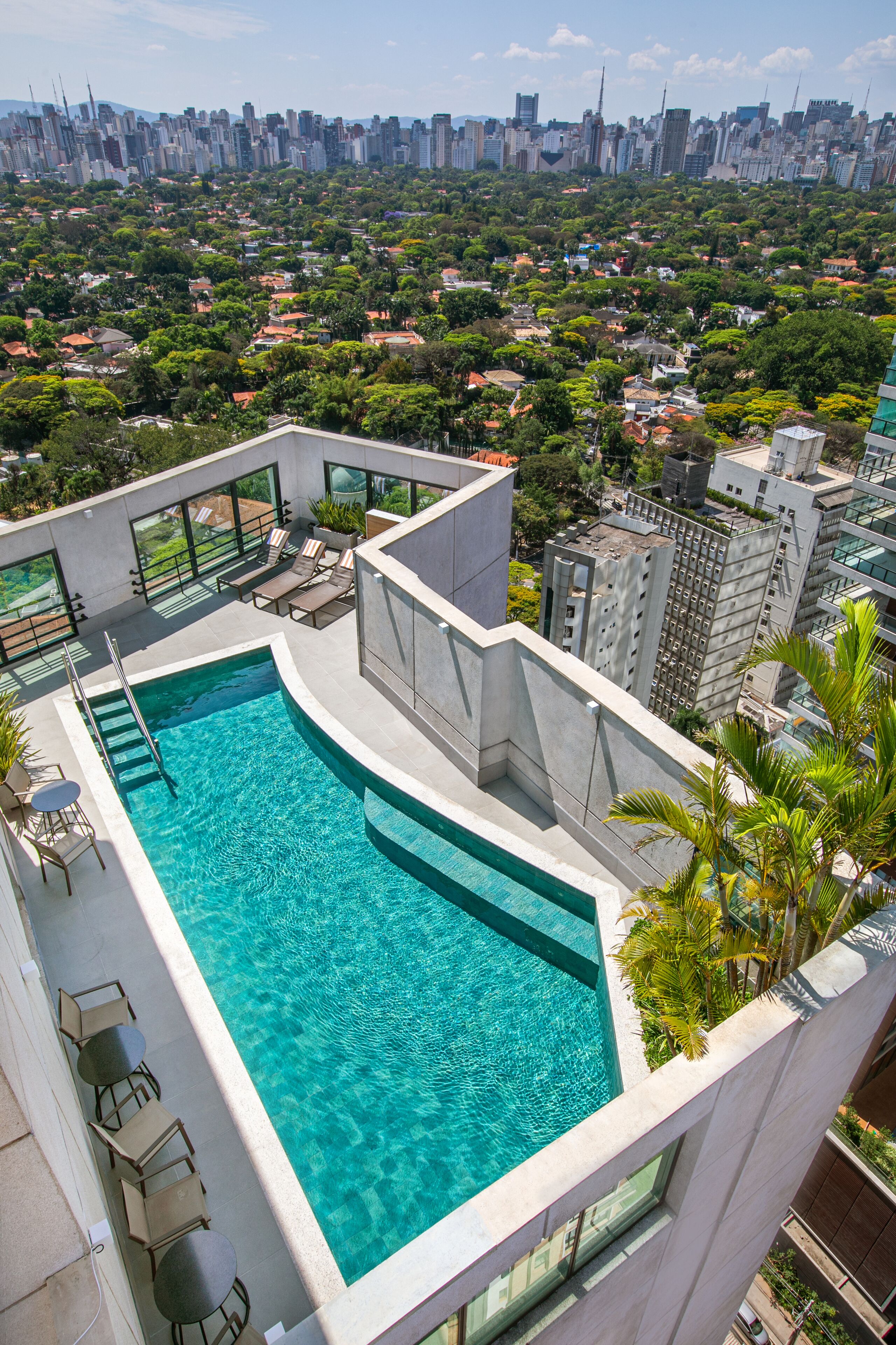 outdoor pool, open 8:00 am to 5:00 pm, pool loungers