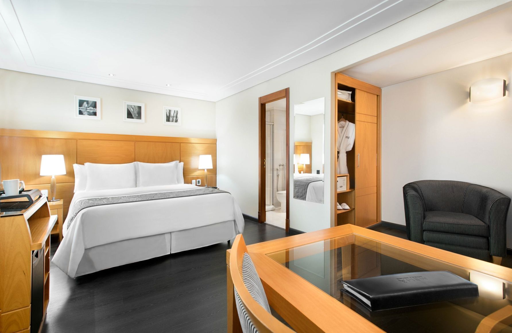 Roupas de cama premium, frigobar, cofres nos quartos