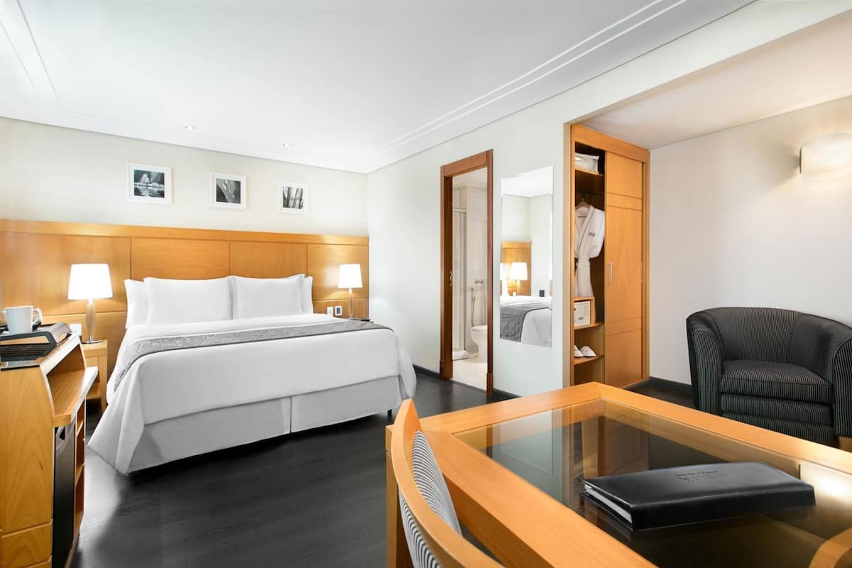 Seprai premium, minibar, brankas, dan didekorasi berbeda-beda