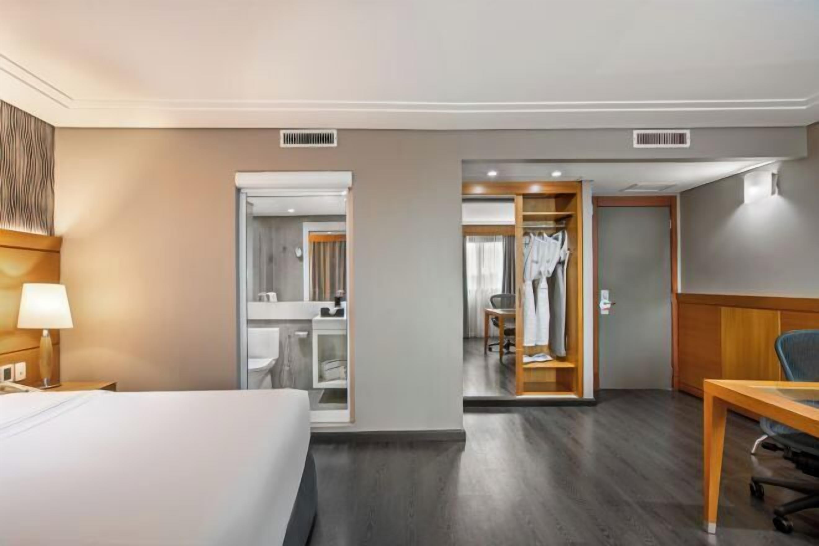 Ropa de cama de alta calidad y minibar 