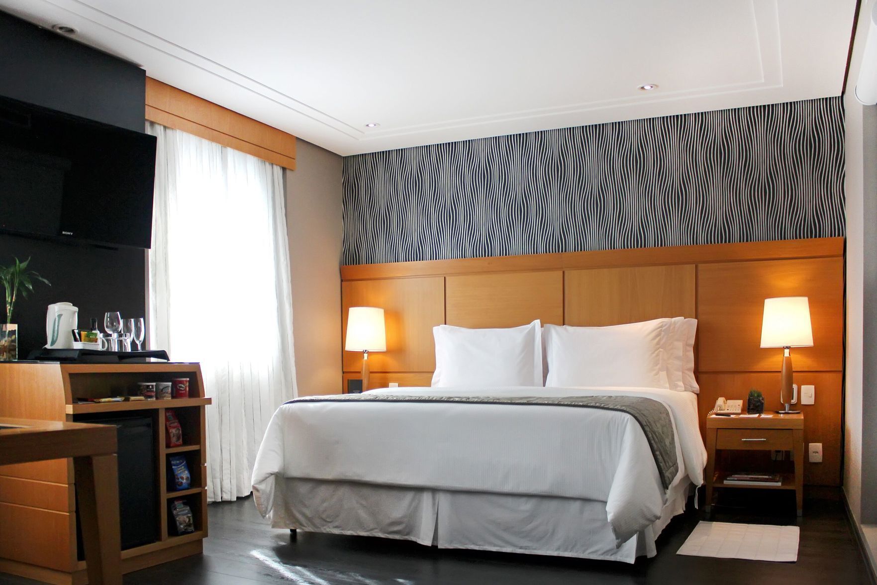 Roupas de cama premium, frigobar, cofres nos quartos