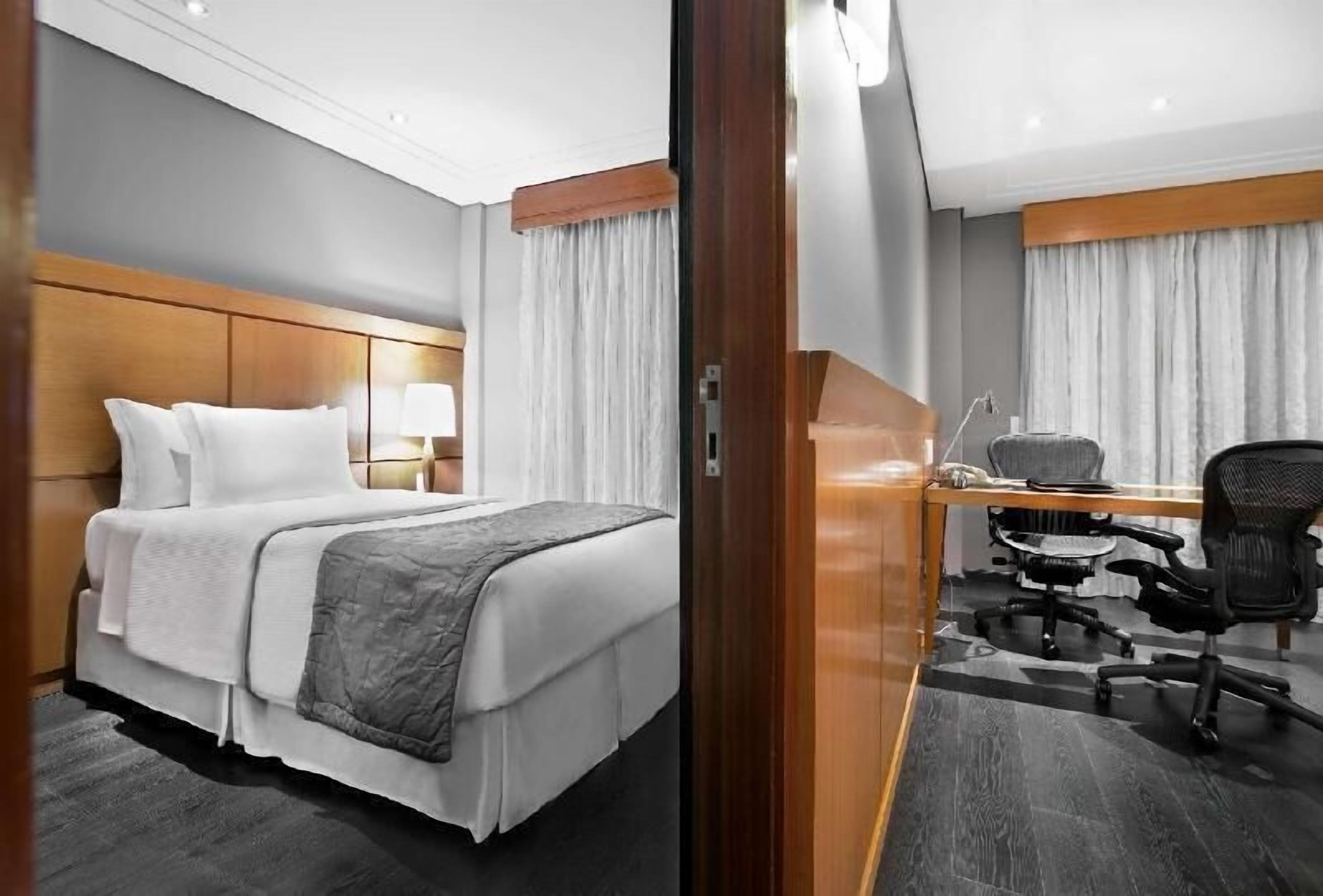 Roupas de cama premium, frigobar, cofres nos quartos