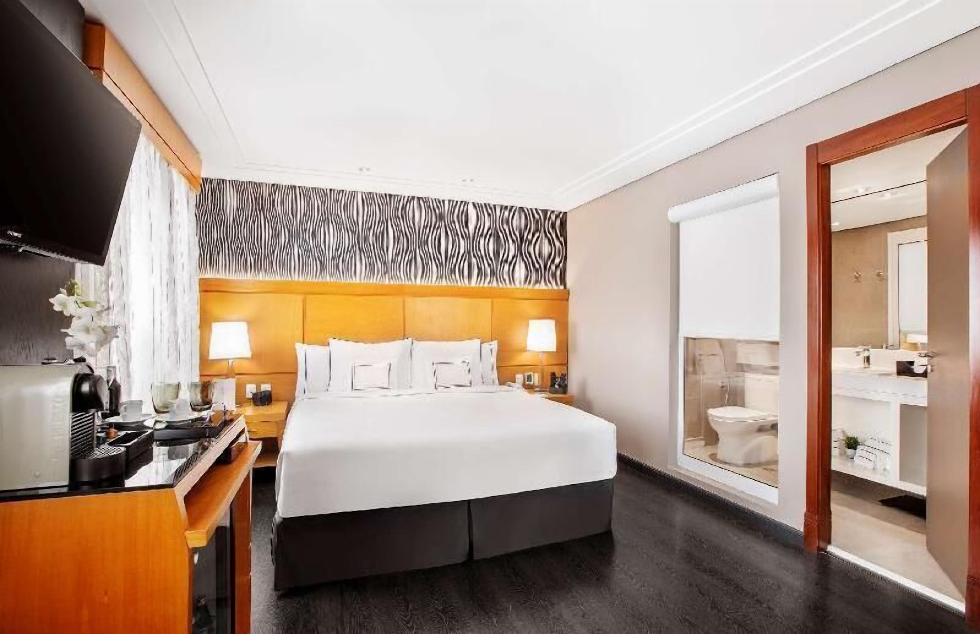 Roupas de cama premium, frigobar, cofres nos quartos