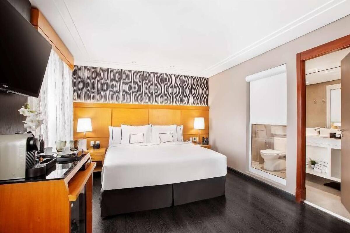 Seprai premium, minibar, brankas, dan didekorasi berbeda-beda