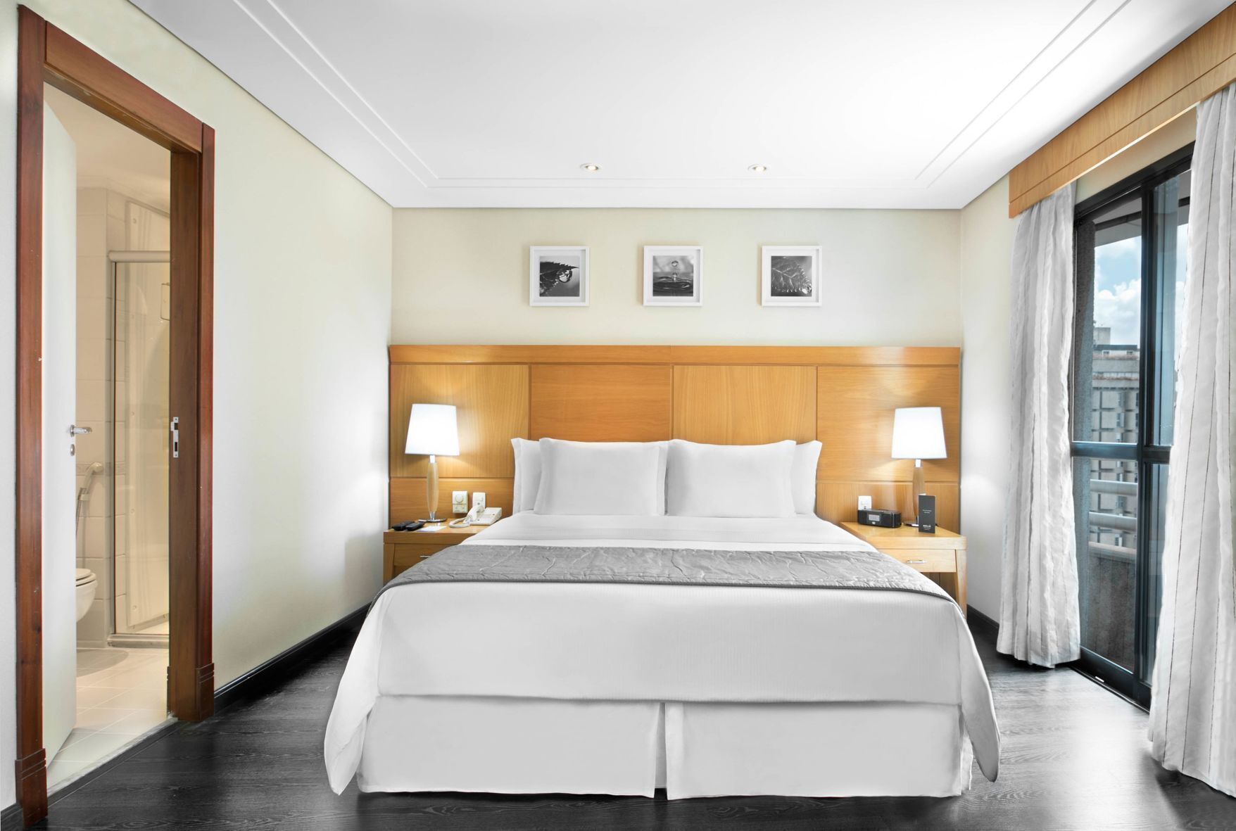 Roupas de cama premium, frigobar, cofres nos quartos