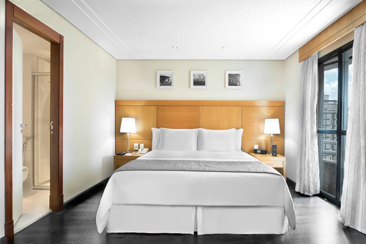 Seprai premium, minibar, brankas, dan didekorasi berbeda-beda