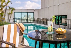 室外游泳池,08:00 至 17:00 开放,日光浴躺椅