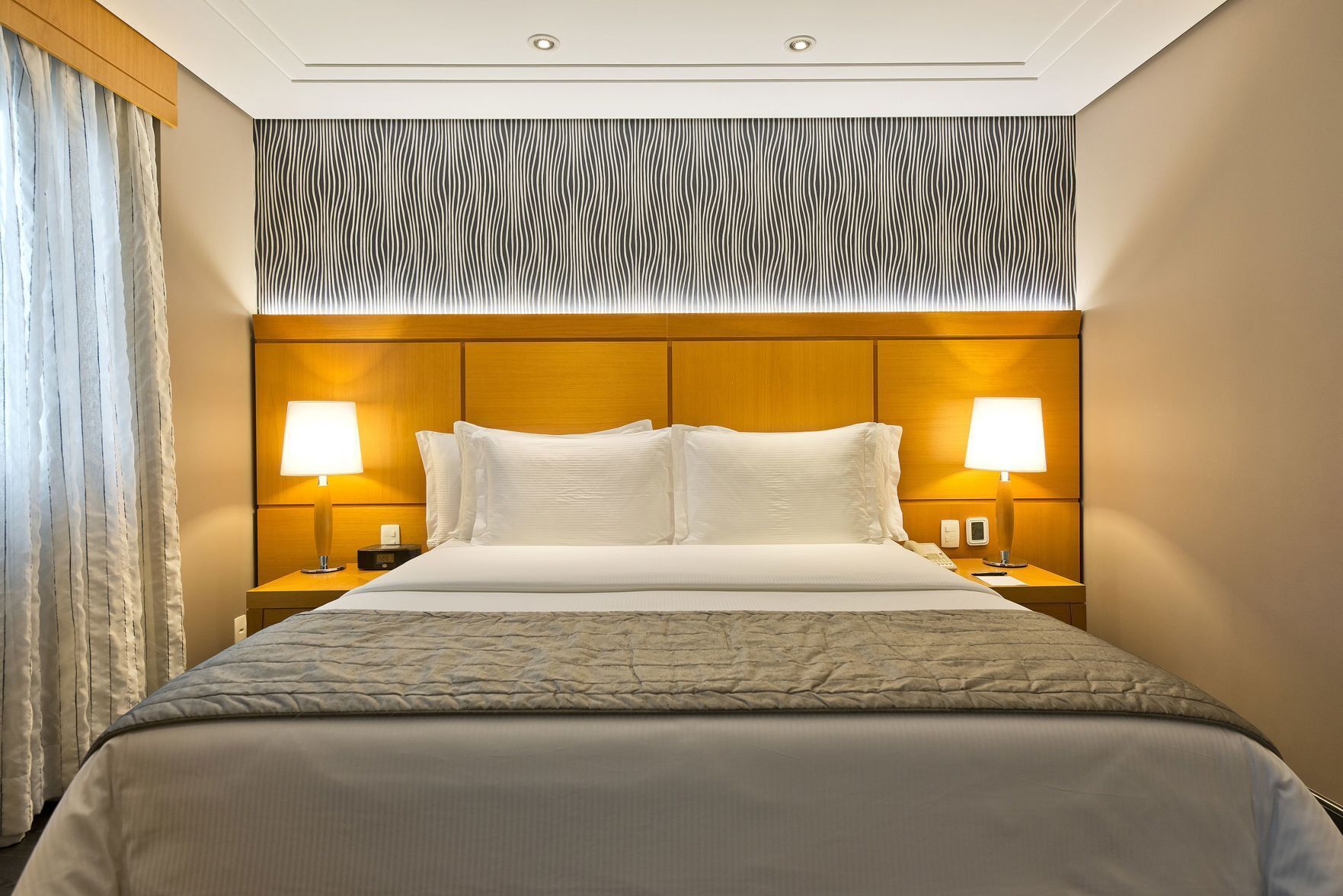 Roupas de cama premium, frigobar, cofres nos quartos