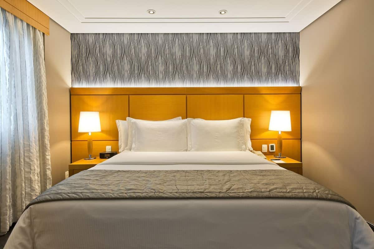 Seprai premium, minibar, brankas, dan didekorasi berbeda-beda