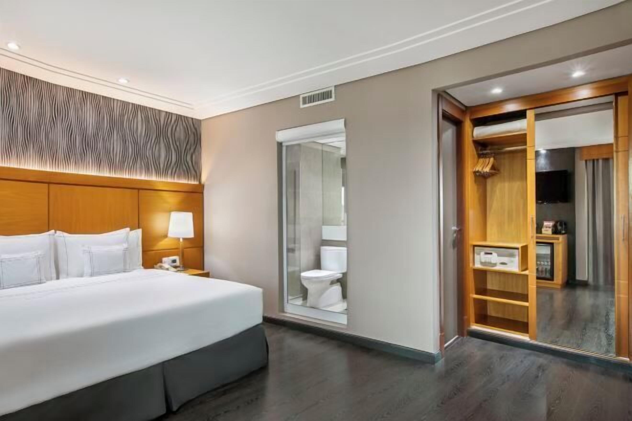 Ropa de cama de alta calidad y minibar 