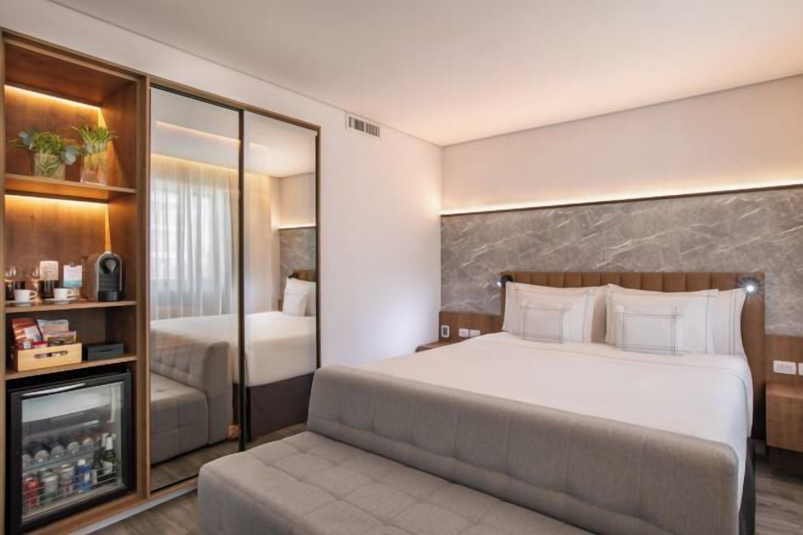 Ropa de cama de alta calidad y minibar 