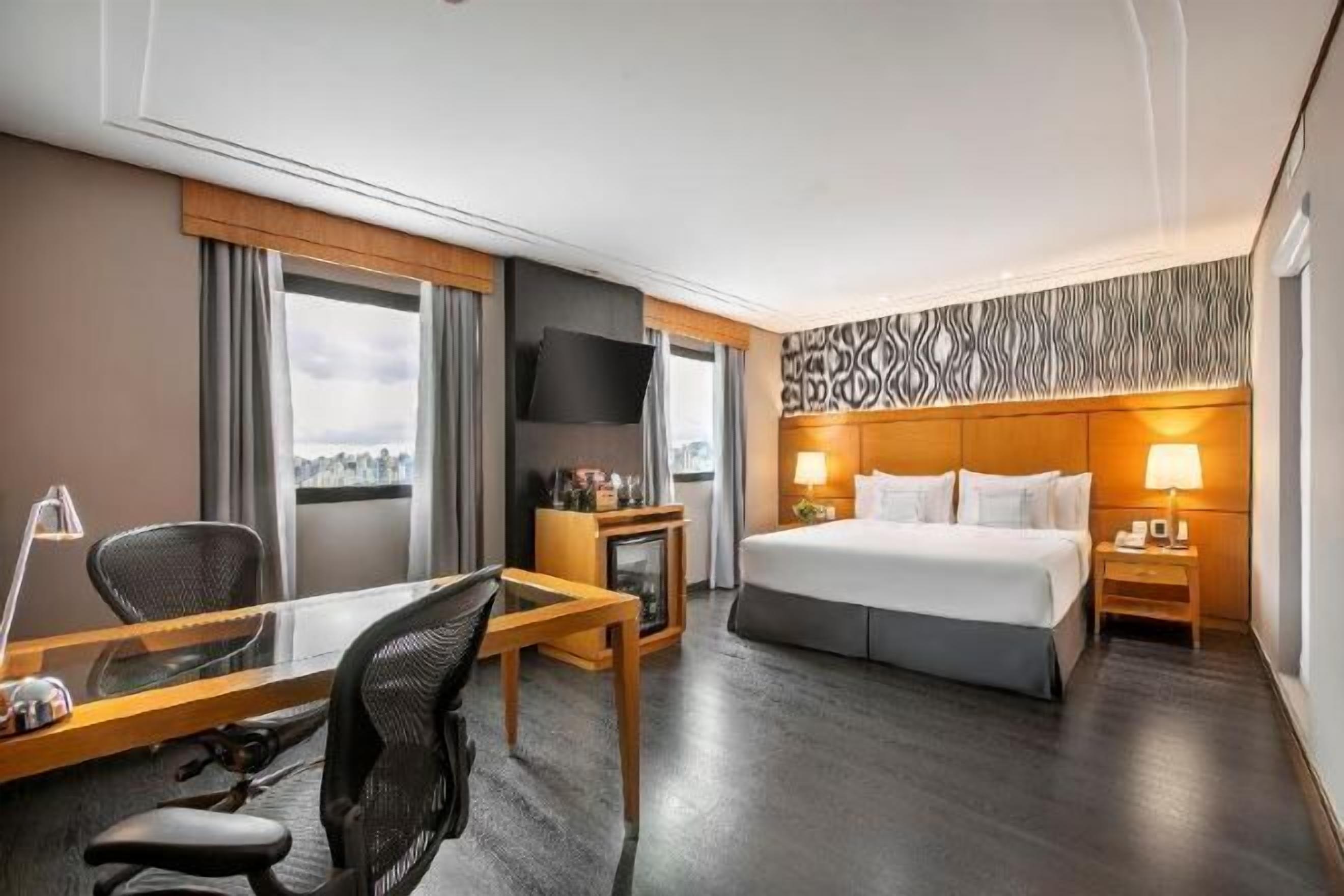 Roupas de cama premium, frigobar, cofres nos quartos