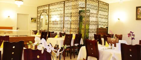 Tägliches kontinentales Frühstück (12 EUR pro Person)