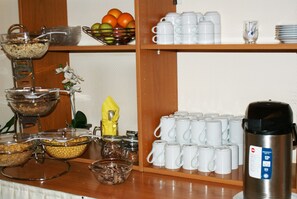 Daily continental breakfast for a fee - Bahn Hotel (Düsseldorf)