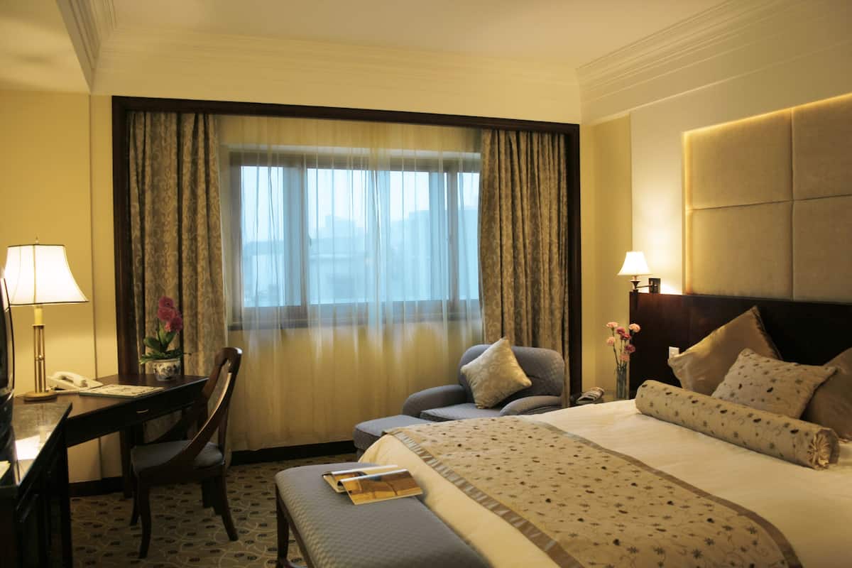Seprai premium, selimut bulu angsa, bantalan ekstra lembut, dan minibar