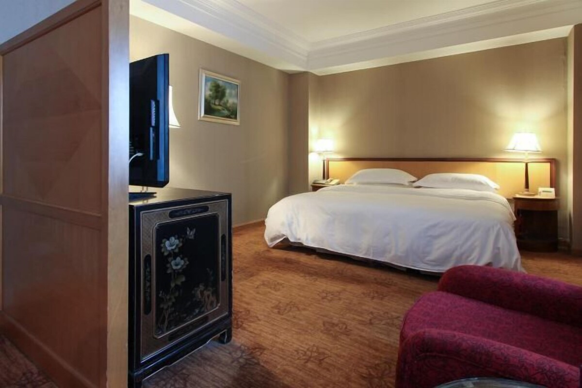 Premium bedding, down comforters, pillowtop beds, minibar