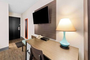 Een bureau, een laptopwerkplek, een strijkplank/strijkijzer, gratis wifi